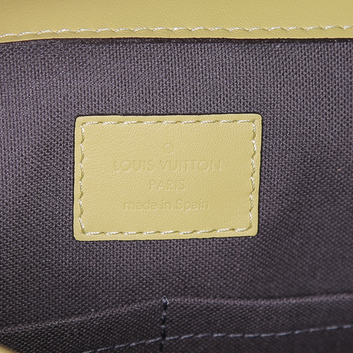 Louis Vuitton Tadao shoulder bag in yellow Lime leather - Detail D4