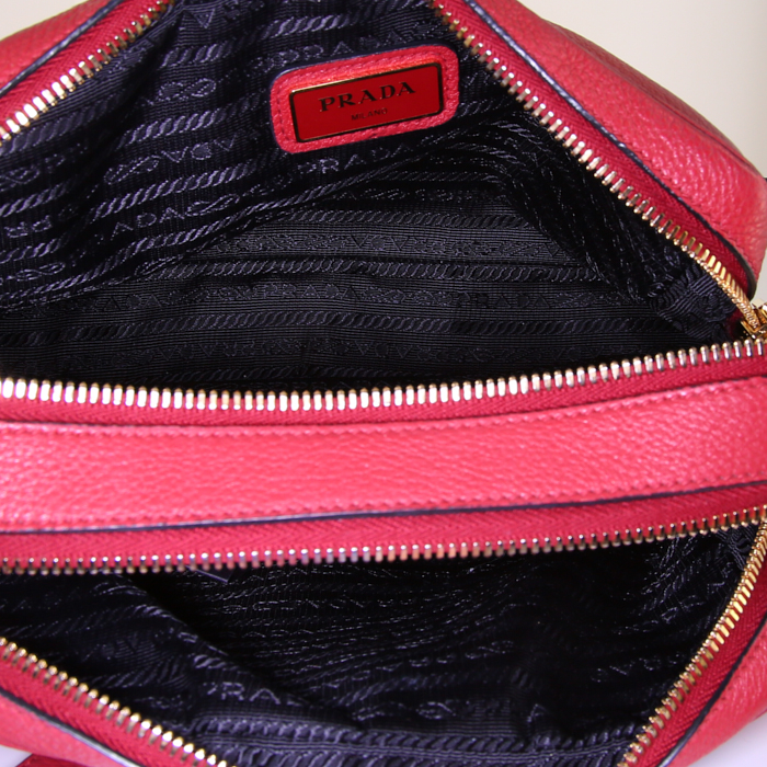 Prada shoulder bag in red grained leather - Detail D3