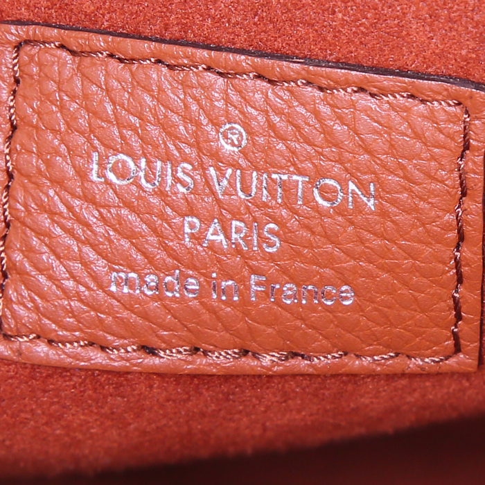 Bolso bandolera Louis Vuitton Lockme en cuero granulado marrón, negro y blanco - Detail D4