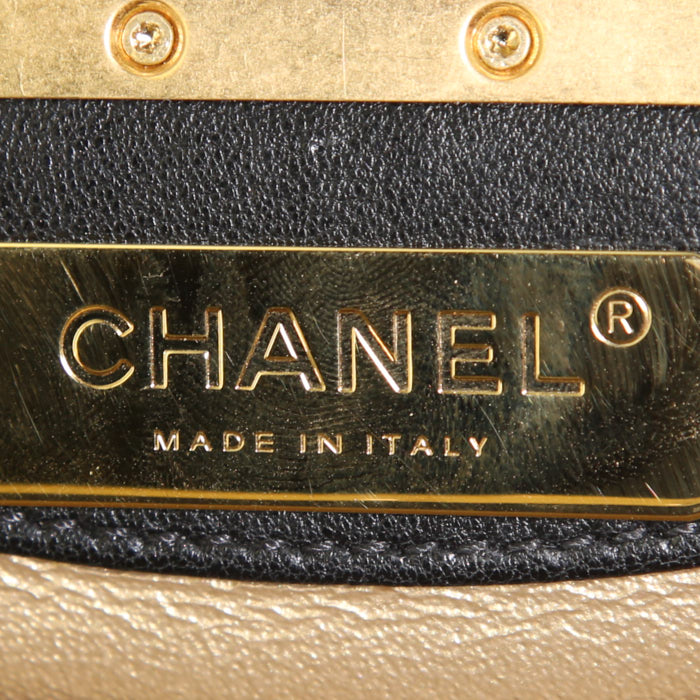 Chanel Editions Limitées handbag in gold leather and black quilted leather - Detail D4