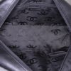 Bolso de mano Chanel Cambon en cuero acolchado negro - Detail D2 thumbnail