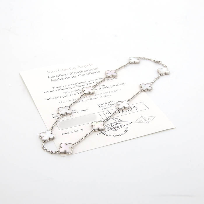 Collier Van Cleef & Arpels Alhambra Vintage en or blanc et nacre blanche - Detail D2