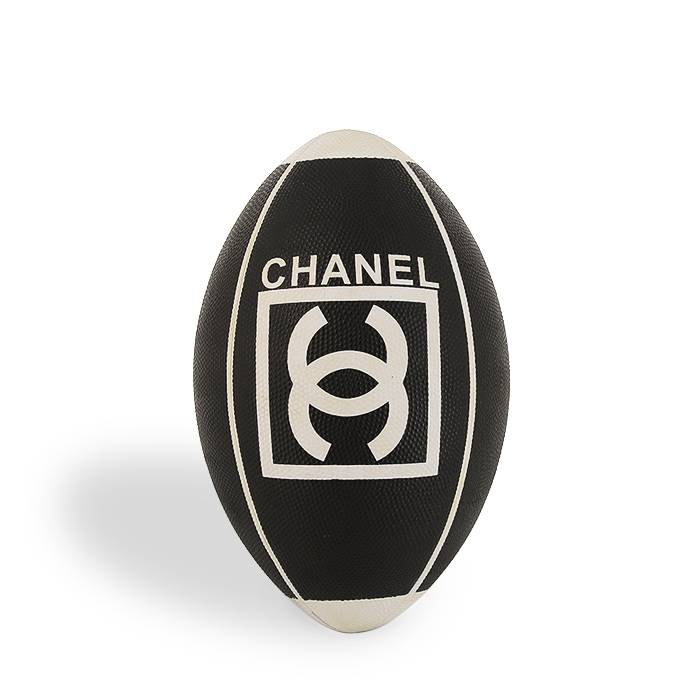 Chanel, Ballon de rugby, en caoutchouc grainé noir et blanc, édition limitée, accessoire de sport, signé, des années 2000 - 00pp