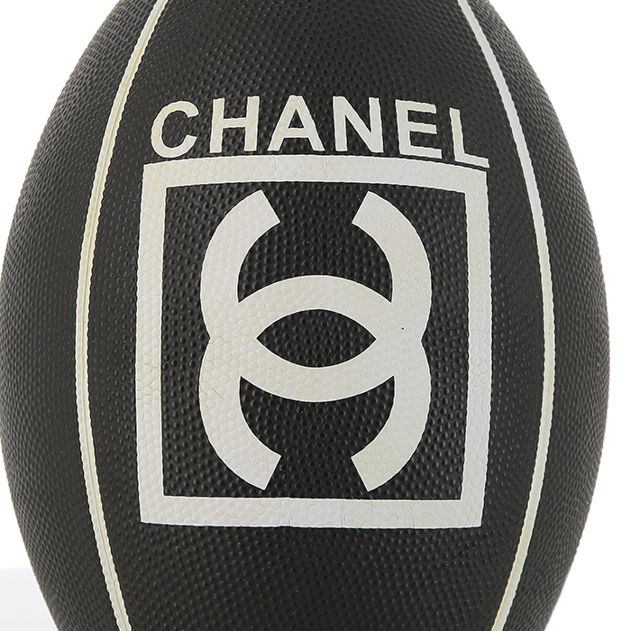 Chanel, sport Rugby ball, in black en white grained rubber, limited edition, sport accessory, signed, from the 2000's - Detail D1