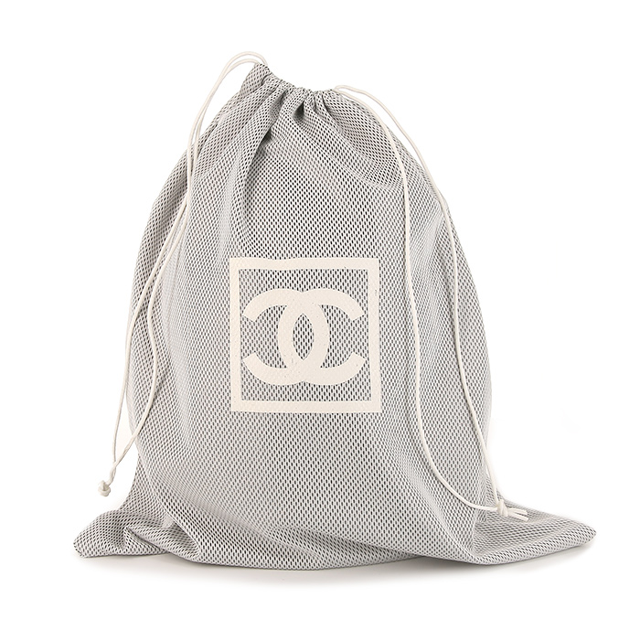 Chanel, sport Rugby ball, in black en white grained rubber, limited edition, sport accessory, signed, from the 2000's - Detail D2