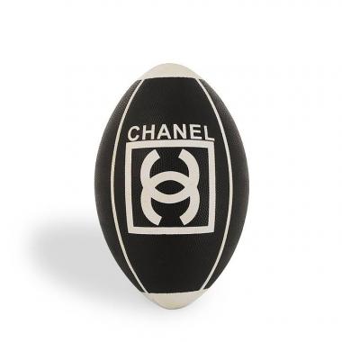 Chanel, Ballon de rugby, en caoutchouc grainé noir et blanc, édition limitée, accessoire de sport, signé, des années 2000