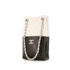 Bolso de mano Chanel en cuero acolchado blanco y cuero acolchado negro - 00pp thumbnail