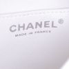 Bolso de mano Chanel en cuero acolchado blanco y cuero acolchado negro - Detail D4 thumbnail