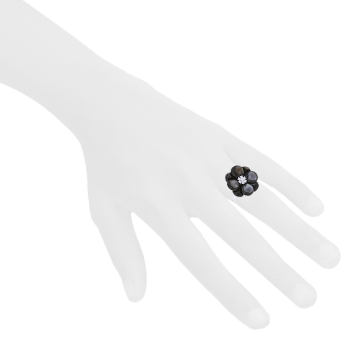 Bague Van Cleef & Arpels Fleurs en or blanc,  diamants et nacre grise - Detail D1