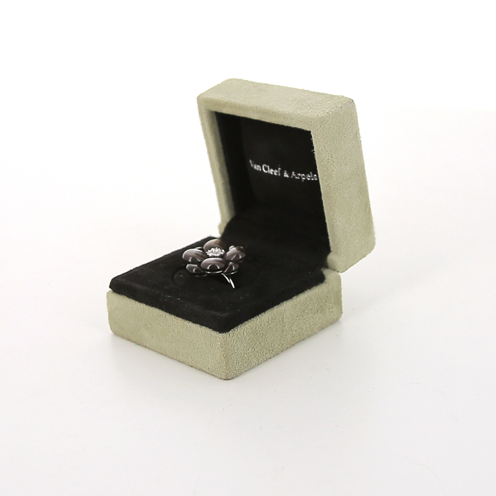 Sortija Van Cleef & Arpels Fleurs en oro blanco,  diamantes y nácar gris - Detail D2