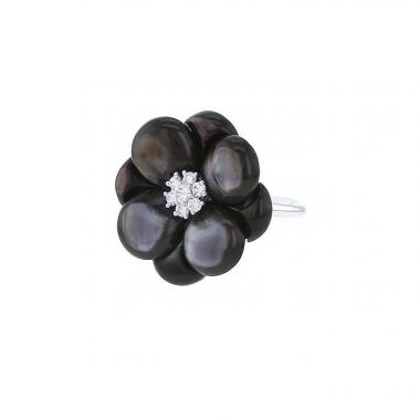 Van Cleef & Arpels Fleurs ring in white gold,  diamonds and mother of pearl