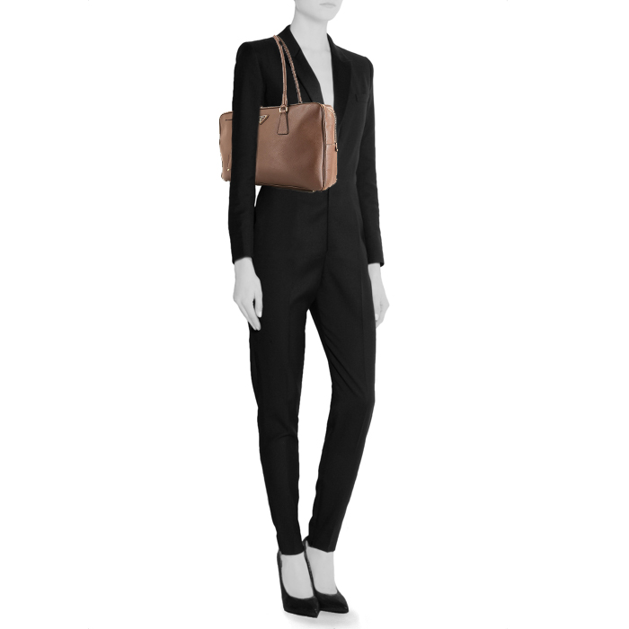 Bolso de mano Prada Bauletto en cuero saffiano marrón - Detail D1