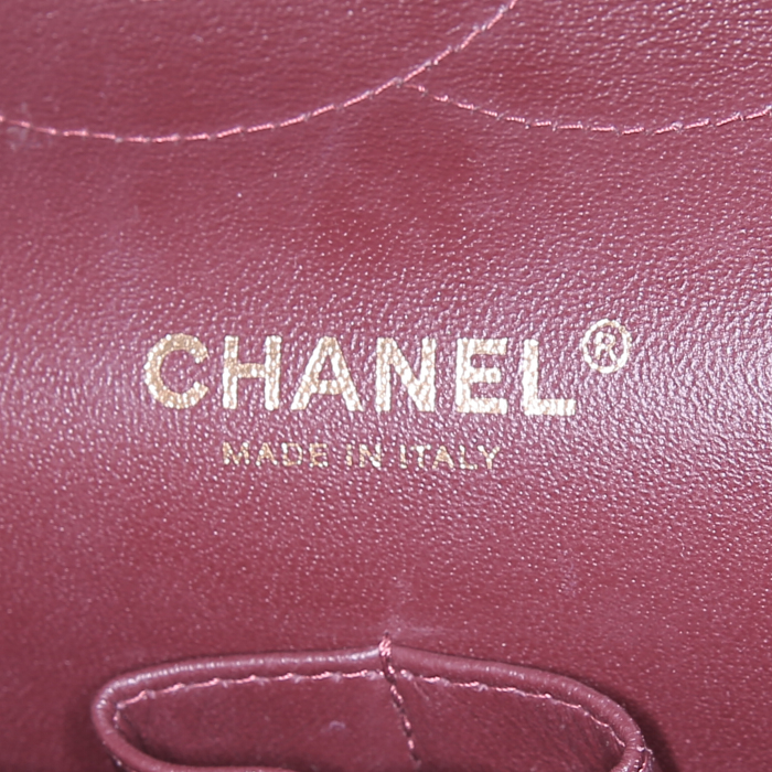 Bolso de mano Chanel Timeless jumbo en cuero acolchado negro - Detail D4