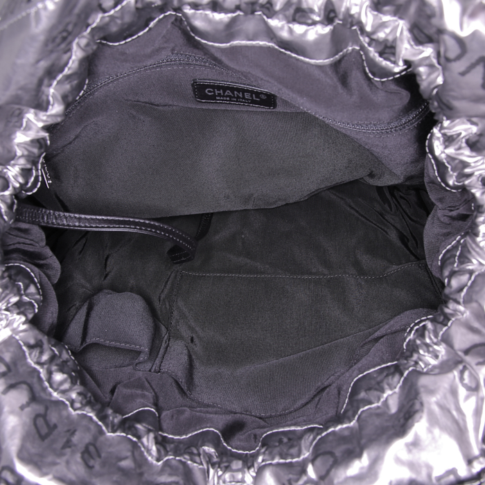 Bolso de mano Chanel   en lona monogram plateada - Detail D2