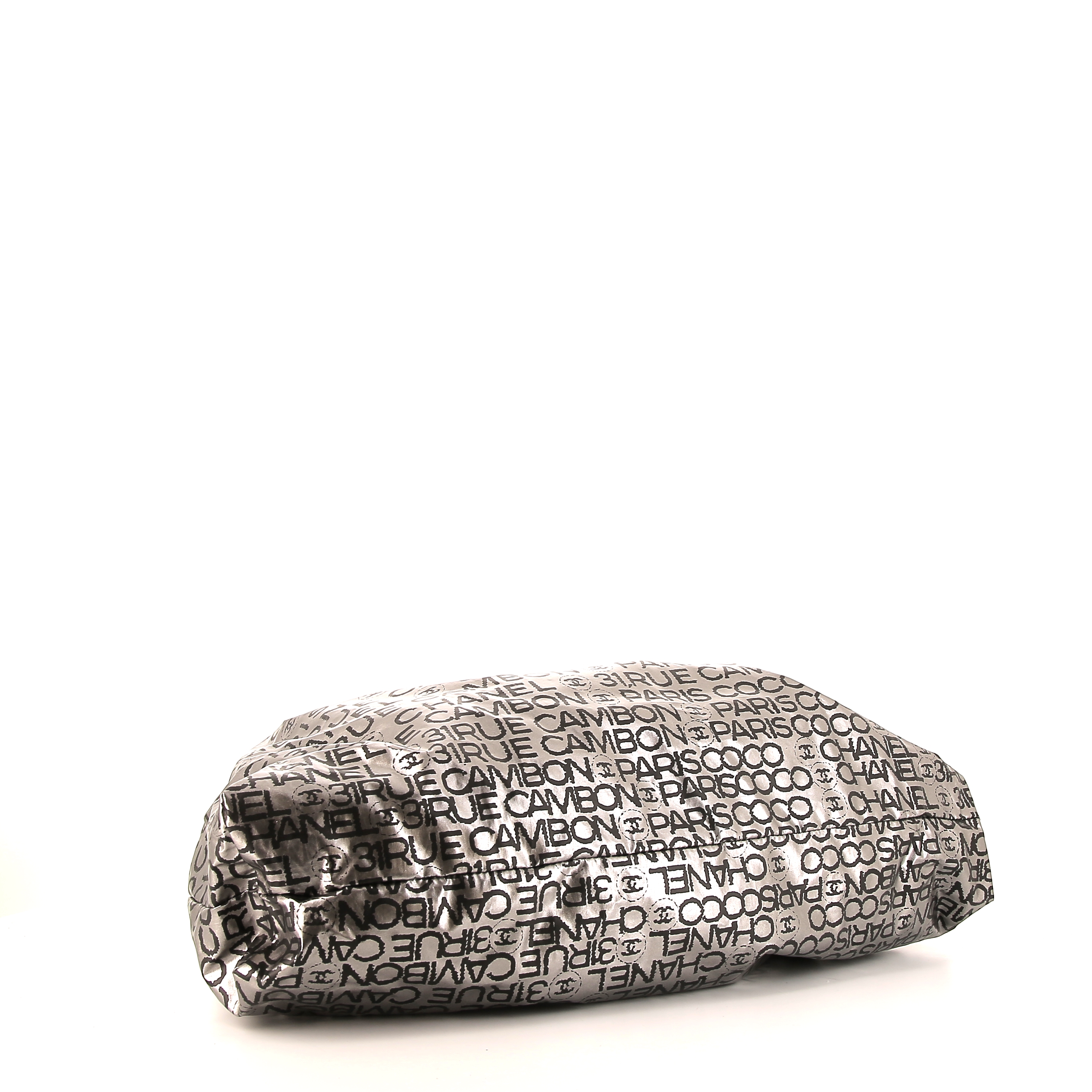 Sac à main Chanel   en toile siglée argentée - Detail D4