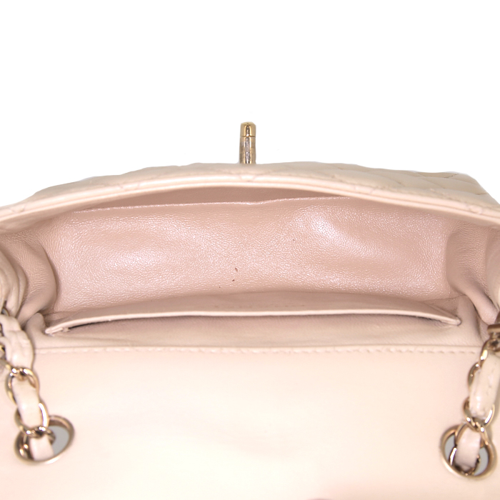 Bolso bandolera Chanel Timeless en cuero acolchado beige - Detail D2