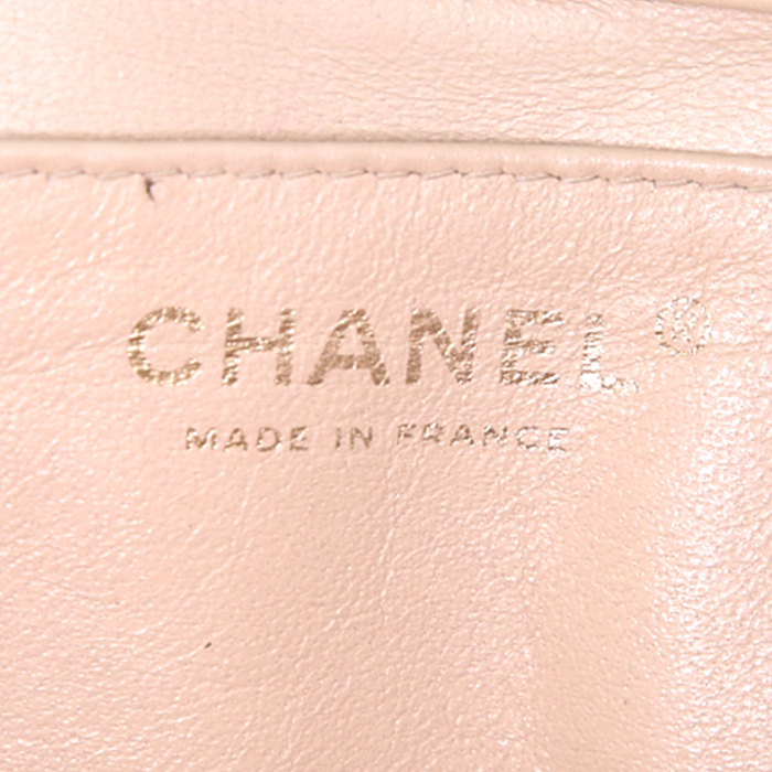 Chanel Timeless shoulder bag in beige quilted leather - Detail D3