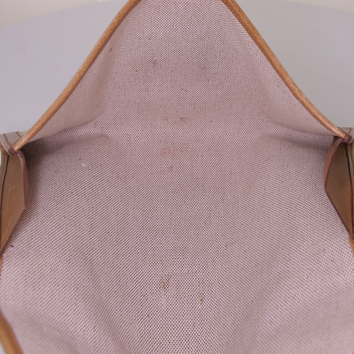 Bolsito de mano Hermes Jige en cuero Courchevel color oro y crin beige - Detail D2