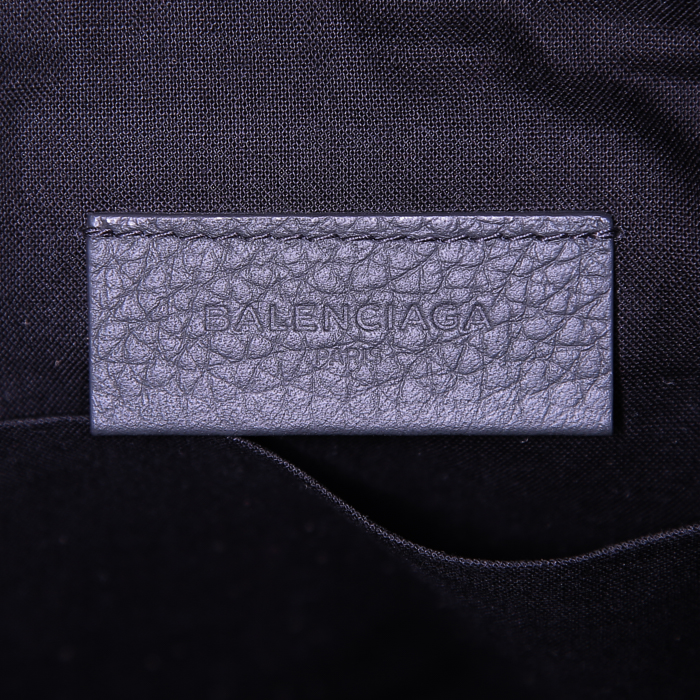 Bolsito de mano Balenciaga Blackout city en cuero granulado gris - Detail D3
