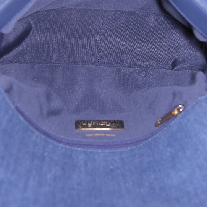 Bolso bandolera Chanel 19 en denim azul - Detail D3
