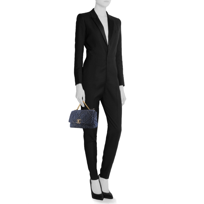Chanel 19 handbag in blue denim canvas - Detail D1