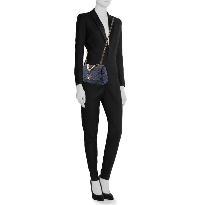 Chanel 19 handbag in blue denim canvas - Detail D2