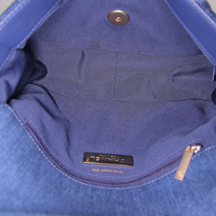 Chanel 19 handbag in blue denim canvas - Detail D3