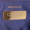 Bolso de mano Chanel 19 en lona denim azul - Detail D4 thumbnail