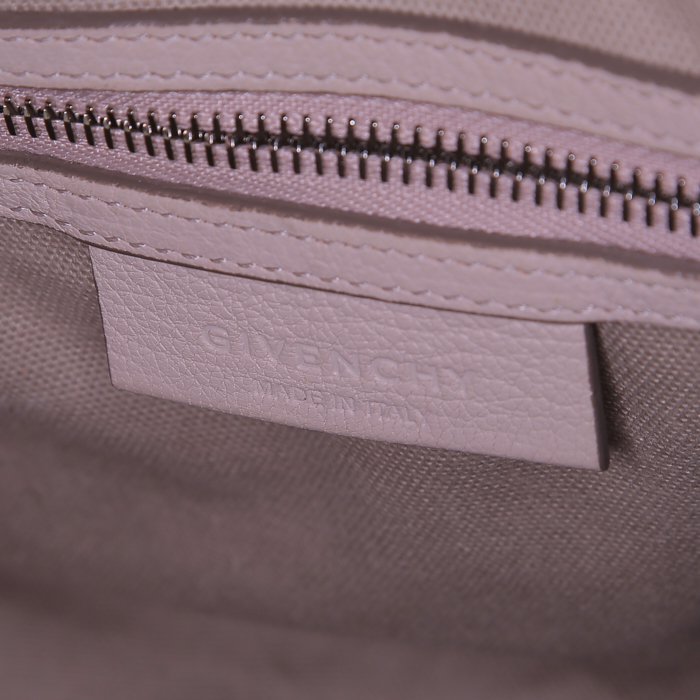 Bolso de mano Givenchy Antigona mini en cuero beige - Detail D4