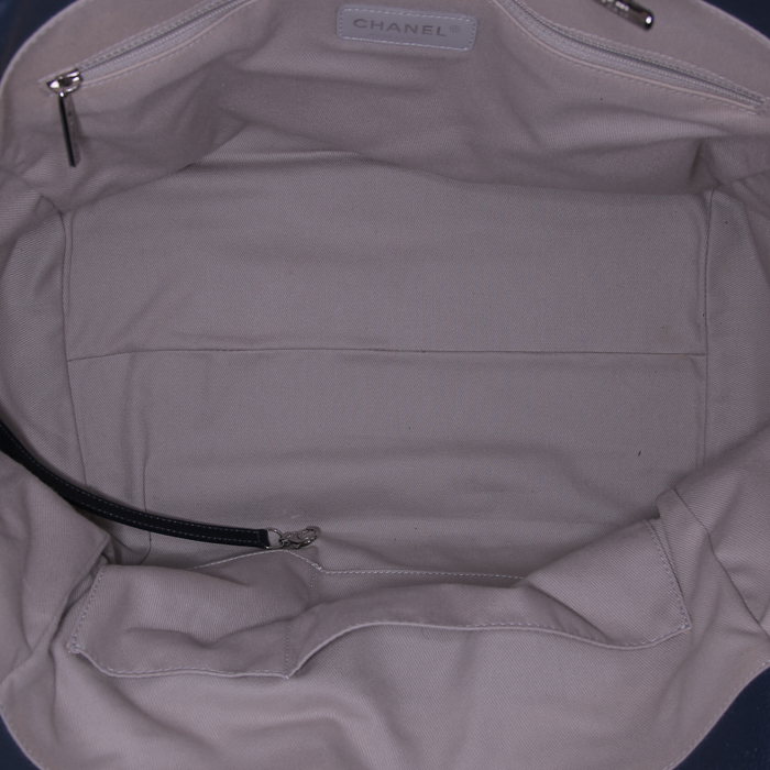 Chanel Deauville shopping bag in blue leather - Detail D3