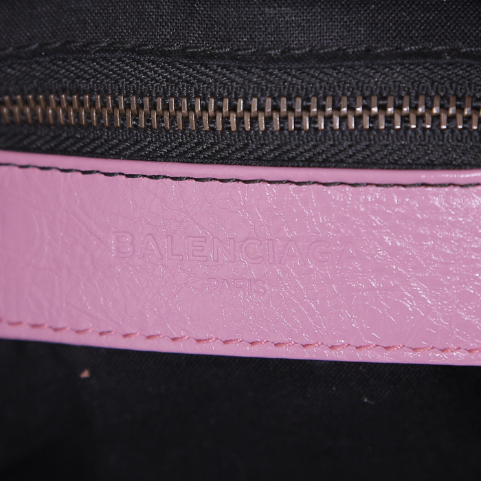 Bolso de mano Balenciaga Classic City modelo pequeño en cuero rosa - Detail D4