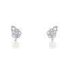 Paire de boucles d'oreilles Chanel Camélia Fil en or blanc,  diamants et perles de culture - 00pp thumbnail