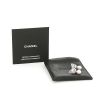 Paire de boucles d'oreilles Chanel Camélia Fil en or blanc,  diamants et perles de culture - Detail D2 thumbnail