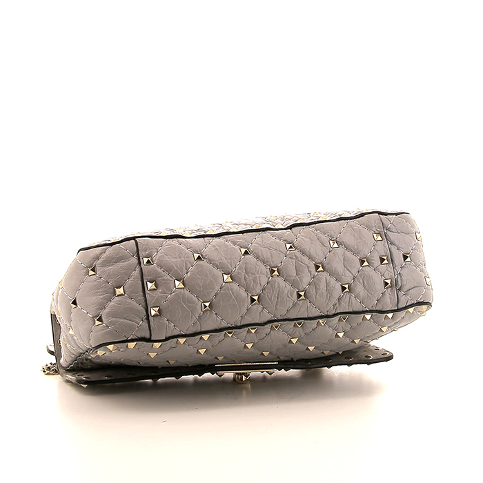 Sac bandoulière Valentino Garavani Rockstud Spike en cuir matelassé gris - Detail D5