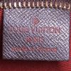 Bolsito de mano Louis Vuitton Pochette accessoires mini en lona a cuadros marrón y cuero marrón - Detail D3 thumbnail