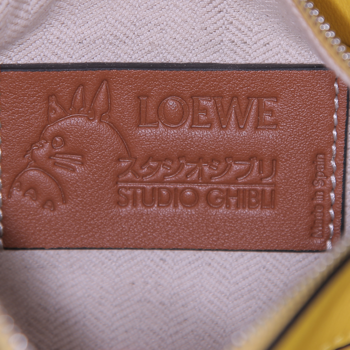 Bolso bandolera Loewe Puzzle  mini en cuero amarillo - Detail D4