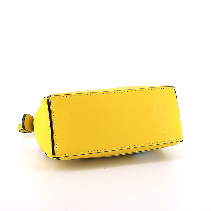 Bolso bandolera Loewe Puzzle  mini en cuero amarillo - Detail D5