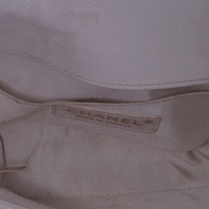 Bolso bandolera Chanel Mini Boy en cuero granulado color crema - Detail D3