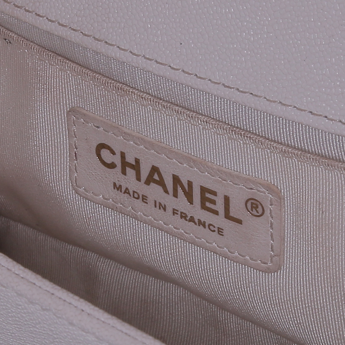 Bolso bandolera Chanel Mini Boy en cuero granulado color crema - Detail D4