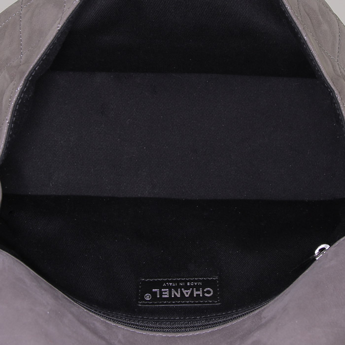 Bolso de mano Chanel Timeless en cuero acolchado gris y cuero liso gris - Detail D3