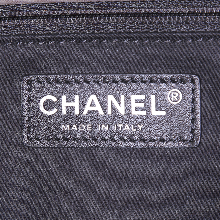 Sac à main Chanel Timeless en cuir matelassé gris et cuir lisse gris - Detail D4