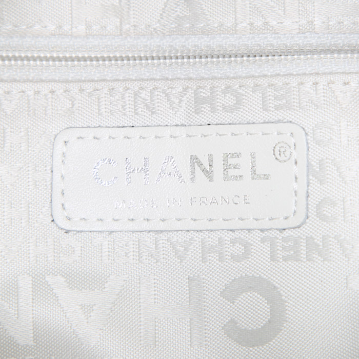 Bolso de mano Chanel Baguette en tweed marrón y piel - Detail D4