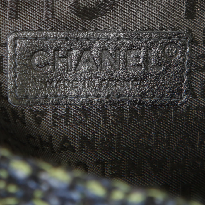 Bolso para llevar al hombro o en la mano Chanel Editions Limitées en jersey tricolor azul, amarillo y negro - Detail D4
