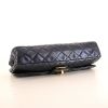 Bolso de mano Chanel East West en cuero acolchado azul metalizado - Detail D4 thumbnail