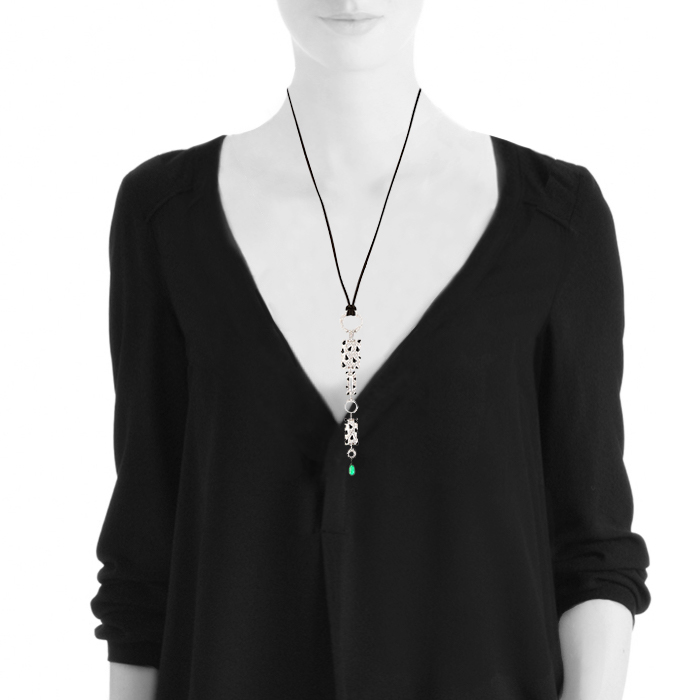 Collier Cartier Pelage en or blanc,  diamants, onyx et émeraude - Detail D1