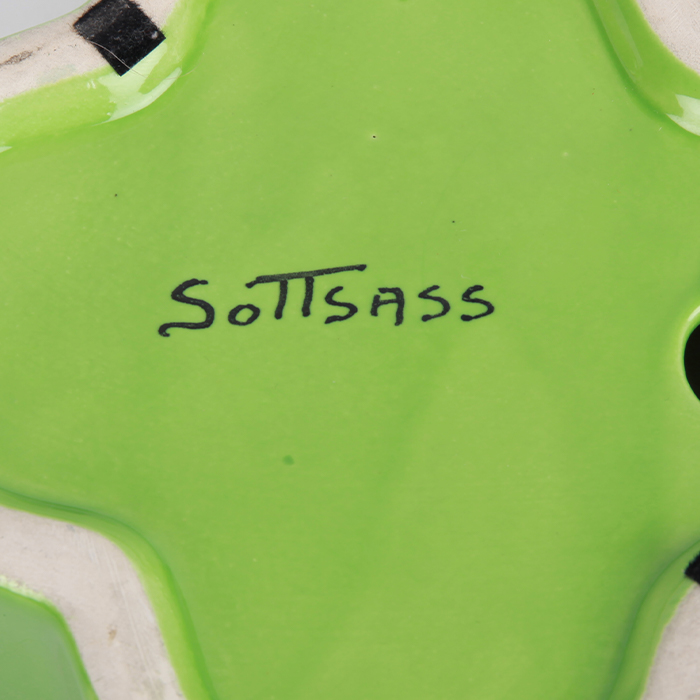 Ettore Sottsass, petit vide-poche ou cendrier "YP1" de la série Yantra pour Design Centre, en céramique émaillée vert, signé, modèle créé en 1969 - Detail D2