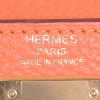 Bolso de mano Hermes Kelly 28 cm en cuero togo naranja Feu - Detail D4 thumbnail