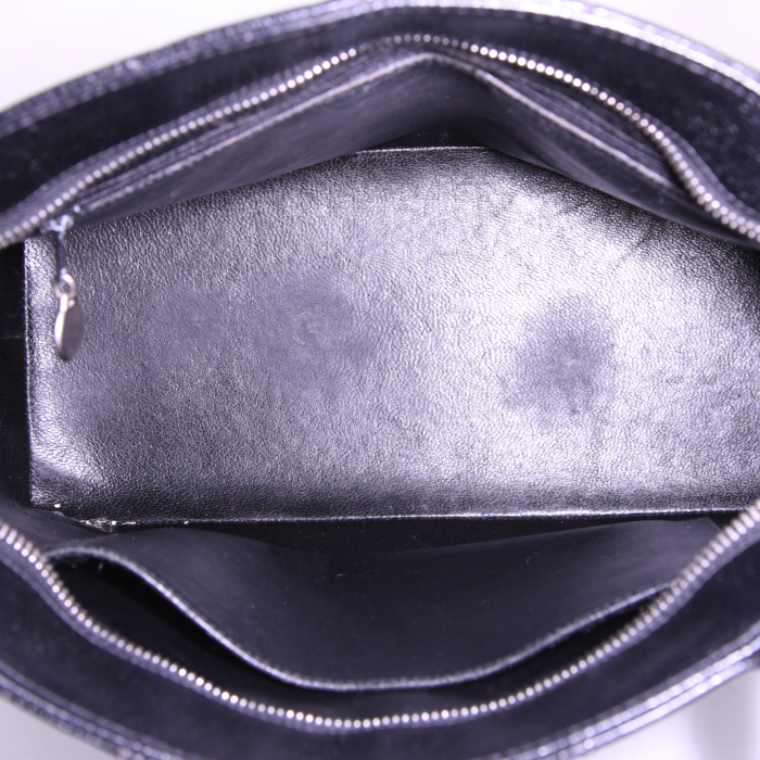 Bolso de mano Chanel  Medaillon en cuero granulado negro - Detail D2