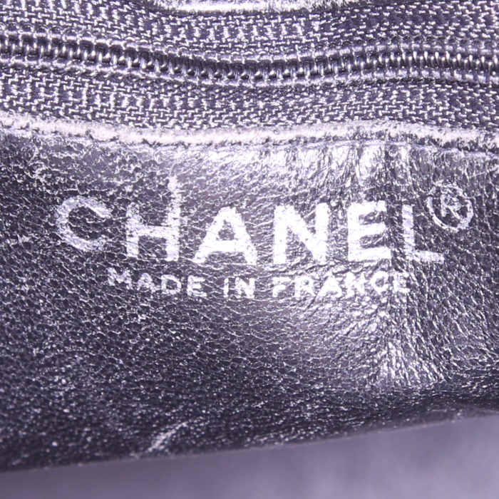 Sac à main Chanel  Medaillon en cuir grainé noir - Detail D3