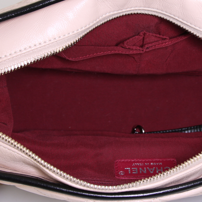 Sac à main Chanel Gabrielle  moyen modèle en cuir matelassé beige et cuir lisse noir - Detail D3